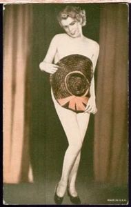 1930er - 1940er Arcade-Karte einer hübschen nackten Frau, bedeckt von einem großen Strohhut - Bild 1 von 2