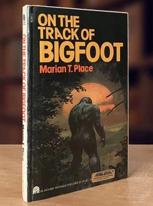 On the Track of Bigfoot by Marian T. Place, Pocket Books (1979 HB) VG Condition - Picture 1 of 3