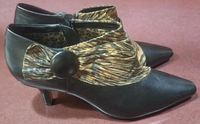 Botas para mujer Bella Vita talla 12W Fairfax II negras/impresión de tigre zapatos LEER Foto 1 de 4