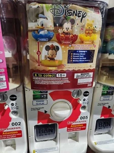 Sdcc 2023 Bandi Gashapon Mystery Cápsula Disney Mickey Soporte Joyería - Imagen 1 de 4