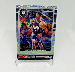 Dennis Schroder /99 - 2024-25 Hoops Premium Prizm #60 - Brooklyn Nets - SP - Imagen 1 de 2