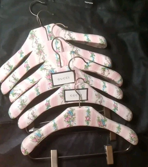 6/Conjunto Lindo Tecido GUCCI Coberto, Cabides de Madeira, Alta Qualidade - Imagem 1 de 4