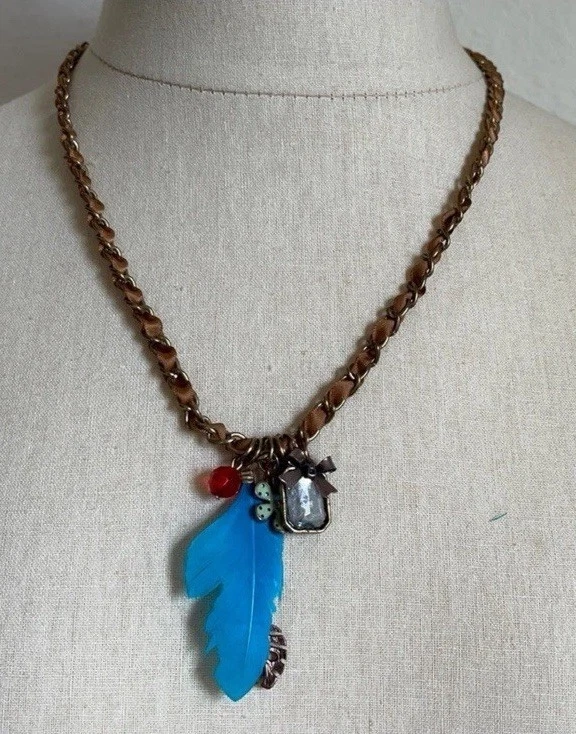 Collar Betsey Johnson Vintage Cinta Cadena Dije Pluma Arco Flor Foto 1 de 4