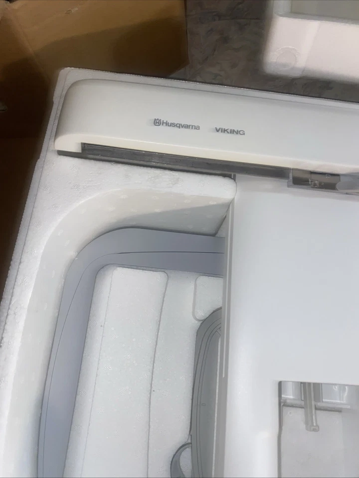 Husqvarna Viking Designer Topaz 30 Sewing & Embroidery Machine PERFECT CONDITION - Image 1 of 4