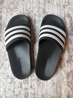 Chuveiro infantil Adidas Adilette preto/branco 100% original novo em folha tamanho 2 - Imagem 1 de 4