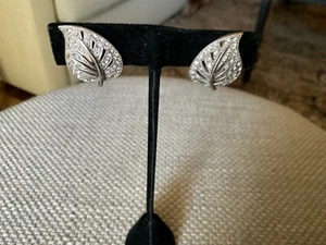 ORECCHINI FIRMATI ORA RODIO con CRISTALLO SWAROVSKI TRASPARENTE FORMA FOGLIA VITE RETRO NUOVI SENZA ETICHETTE - Foto 1 di 5