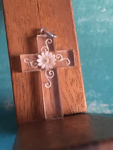 Ancien Pendentif Croix en Lucite Fine Intaille Fleur - Foto 1 di 2