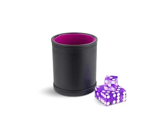 Taza de dados de cuero con forro de fieltro púrpura y 5 dados de casino morados - Imagen 1 de 2