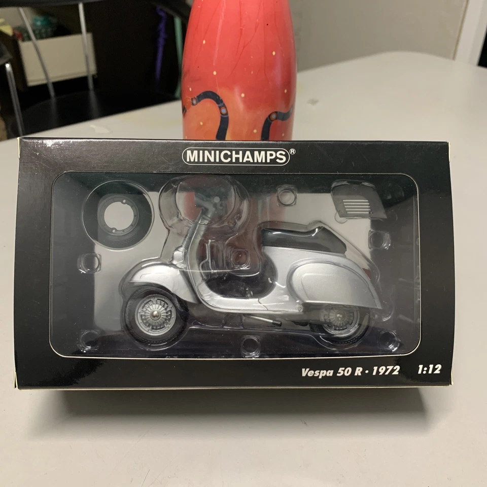 VESPA 50 R 1972 MINICHAMPS 1:12 Argento | NUOVO | 122 129600 Moto Modellismo - Immagine 1 di 4