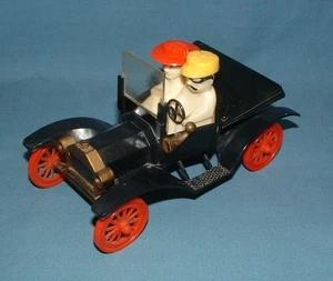 VINTAGE PLASTIC COUPLE IN MODEL T CAR SALT & PEPPER SHAKERS - USA - USED - Picture 1 of 7