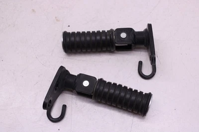 02-11 JUEGO DE CLAVIJAS DE PIE DE PASAJERO TRASERO IZQUIERDO DERECHO YAMAHA V STAR 650 XVS650 OEM  Foto 1 de 3