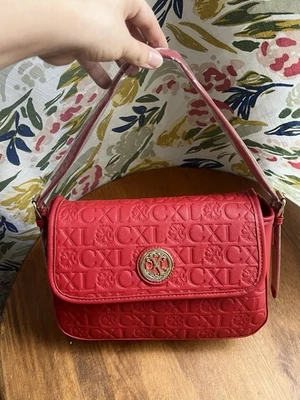 Bolso de hombro CXL by Christian Lacroix Clara rojo con logotipo en relieve venta al por menor $98 Foto 1 de 4