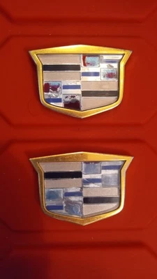 Cadillac Deville 2000-2005 emblemas Gold Shield Foto 1 de 4
