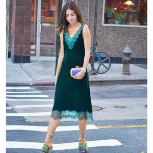 ZARA Vestido Deslizante de Terciopelo Encaje Borde Sin Mangas Midi Vestido Cuello en V, Talla Pequeña, Verde - Imagen 1 de 18