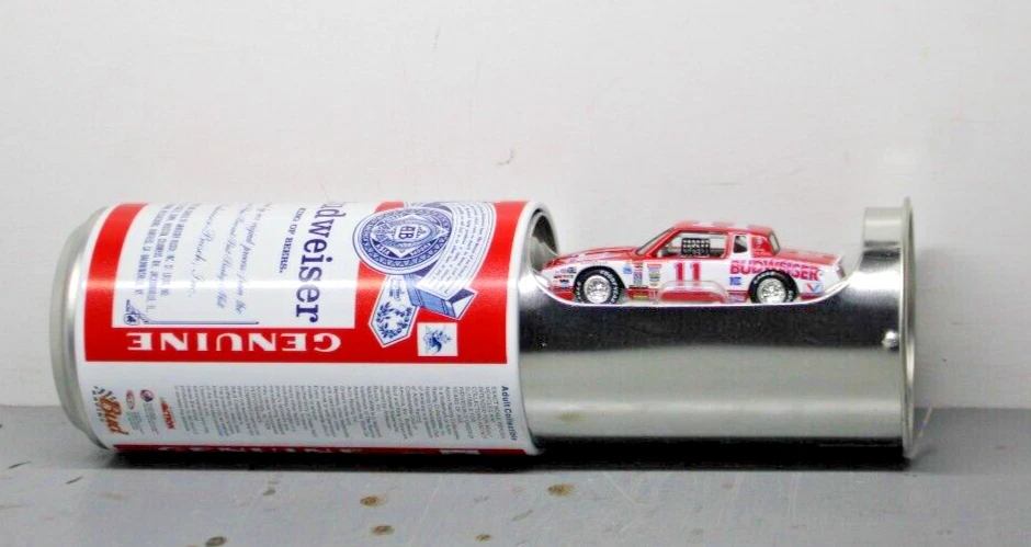 1985 Darrell Waltrip Budweiser Монте-Карло 1/64 действие литой автомобиль в бутон банка - Изображение 1 из 2