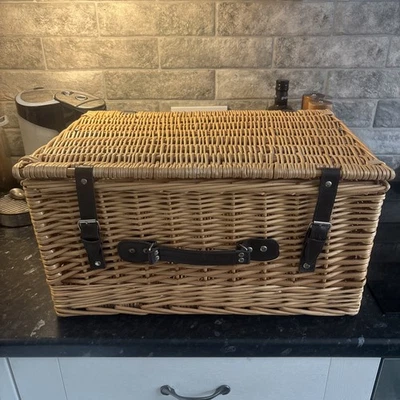 Wicker Basket With Lid - Keepsake, Picnic or build your own Christmas Hamper - Image 1 of 4