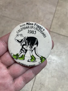Miss Piggy’s Calendars 1983 Alfred A. Knopf Kermit Pin Jim Henson - Imagen 1 de 7