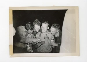 Jungs Camping Lesebuch mit Taschenlampe posiert zusammen Vintage Schnappschuss Foto - Bild 1 von 3