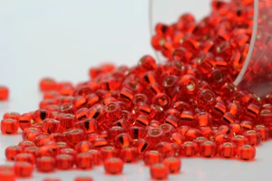 Miyuki Round Rocailles 11/0 Silver Lined Bright Red Seed Bead RR-010 - Picture 1 of 2