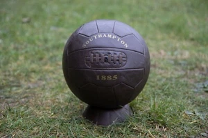 SOUTHAMPTON FC Antik Leder Stil Display Fußball. Tolles Geschenk für Saints Fan - Bild 1 von 2