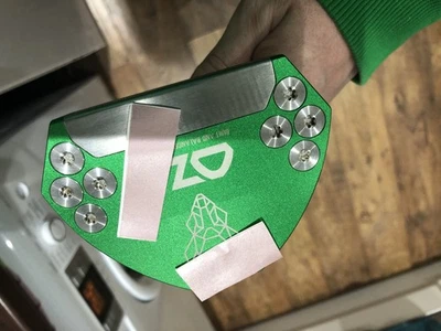 OZ Zero Torque Putter/ Green/ 34 Inch/ Torque Free/ Mint Condition. Not Lab - Image 1 of 4