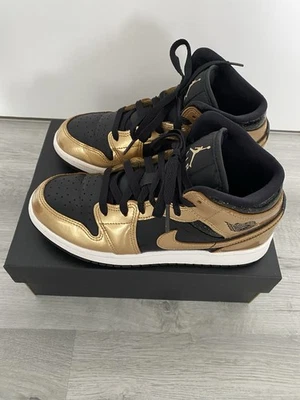 Nike Air Jordan 1 Mid Black/Metallic Gold-White Gr.36,5 - Bild 1 von 4