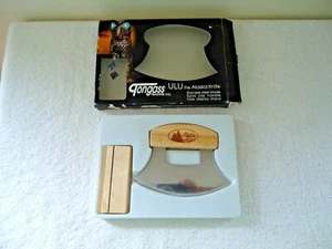 De colección." NOS " ? Cuchillo Tongass Trading Co.ULU the Alaska con mango de roble y soporte - Imagen 1 de 12