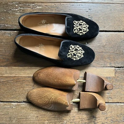 Zapatillas/mocasines de terciopelo negro STUBBS & WOOTTON para hombre talla UK 10 escudo original Foto 1 de 4