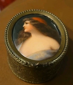 Antigua caja de baratijas de bronce camafeo de porcelana Asti Lady pintada a mano con bisagras. Rara - Imagen 1 de 10