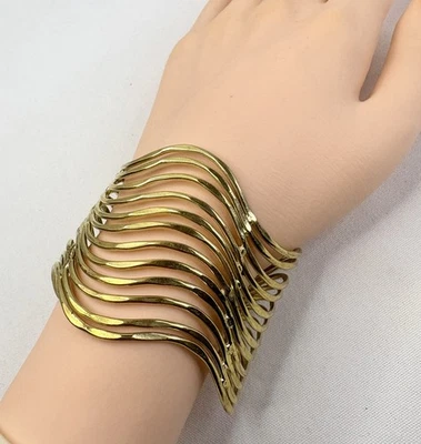 "Brazalete abierto chapado en oro con puño ancho ondulado para mujer 2""" Foto 1 de 4