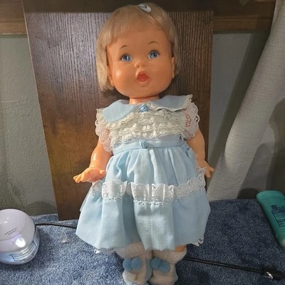 Boneca Dolly 1973 RUB-a-DUB em roupa azul bebê original e botas.  - Imagem 1 de 4