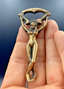 Apribottiglie da viaggio vintage novità ottone nudo signora ragazza dea marcato H77 - Foto 1 di 13