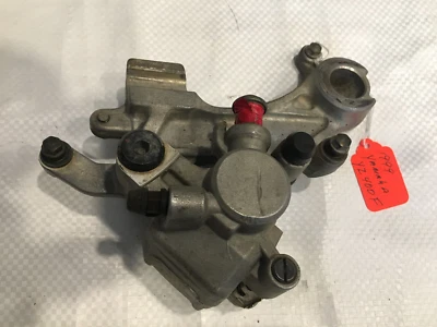 99-01 YAMAHA YZ250 YZ400F OEM PINZA DE FRENO TRASERA CON MONTAJE 5GR-2580W-00-00 Foto 1 de 4