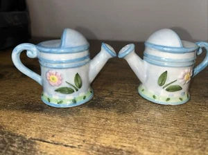 Annaffiatoio vintage Papel Giftware blu e bianco floreale sale e pepe shaker - Foto 1 di 4