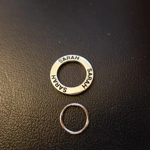 Sarah Personalizado Dije Tono Plata Círculo Anillo Grabado Nombre Regalo - Imagen 1 de 5