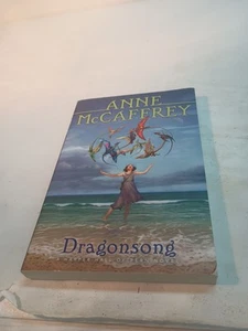 (1) Gebrauchtes Vintage Dragonsong Taschenbuch Anne McCaffrey Roman ideal für Fans. - Bild 1 von 15