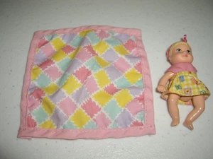 Muñeca bebé Krissy Barbie vintage Mattel T26 rubia con manta - Imagen 1 de 5