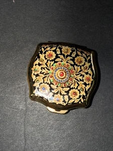 Vintage Gold Tone Pill Box with Floral Design. Stratton England. Free Shipping - Picture 1 of 7