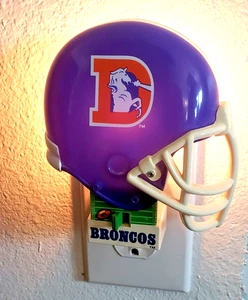 Casco Denver Broncos NFL 1993-1996 LOGO luz nocturna 5,5" FUNCIONA EN MUY BUENA CONDICIÓN - Imagen 1 de 19