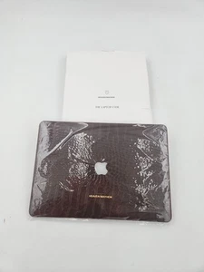 Laptop Case Macbook Pro 13" Brown Croc Leather Gold Logo Heaven Mayhem - Afbeelding 1 van 7
