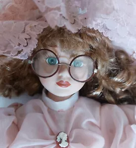 Poupée Porcelaine 40cm Env. • CAMÉE, LUNETTES, BEAU CHAPEAU ROSE FLEURI, BOUCLÉE - Imagen 1 de 10