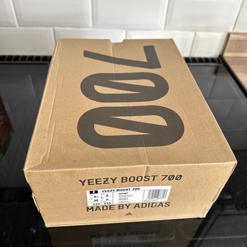 Scarpe da ginnastica Adidas Yeezy Boost 700 Salt taglia 5 UK nuove di zecca