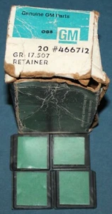 Nuevos Retenedores GM 466712 Moldeo de Puerta Frontal - Tipo Adhesivo - Juego de 4 - Imagen 1 de 1