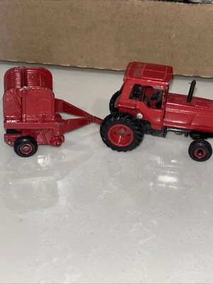 ERTL, CASE round baler, 1/32, ERT1954  And Tractor - Image 1 of 4