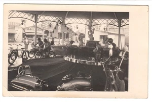 Volksfest Kirmes Jahrmarkt Jungen am Kinderkarussell FotoAK RPPC um 1950 - Picture 1 of 2