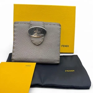 Cartera Fendi Plegable Selleria Cuero Plateado Completa con Accesorios FENDI - Imagen 1 de 24