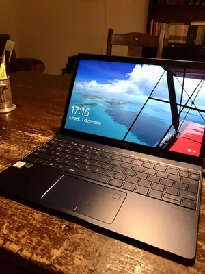 ASUS Zenbook UX390UAK -12,5 Inch 1980X1080 Intel  i5 8gb RAM SSD PCIe NVME 256GB - Imagen 1 de 4