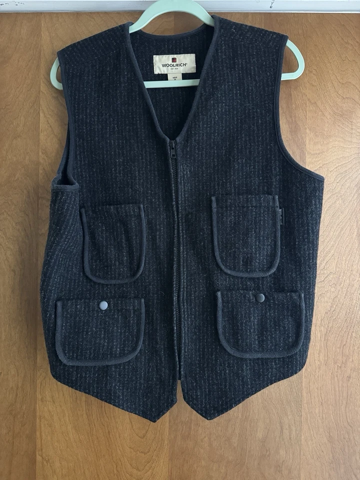 Chaleco Woolrich Para Hombres Gris Medio Lana Cremallera Completa Cincha Trasera Bolsillos Utilitarios   Foto 1 de 3