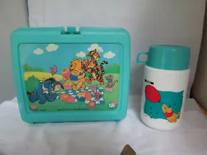 Lonchera de plástico y termo WINNIE THE POOH & TIGGER escena de picnic de Disney de colección - Imagen 1 de 12