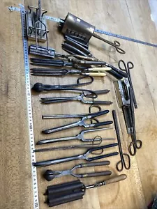 N. 102 OLD TOOL / OUTILS ANCIENS Lot Pinces De Coiffeur Plus Brûleurs - Picture 1 of 11